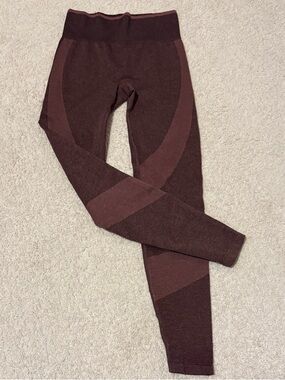 PINK Victoria's Secret Two-Tone Maroon Seamless Leggings